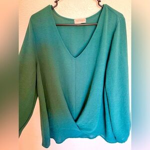 🤍 The Nines Crepe Top. Dress up or down for a casual look.